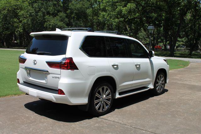 2016-Lexus-LX-570-8-1